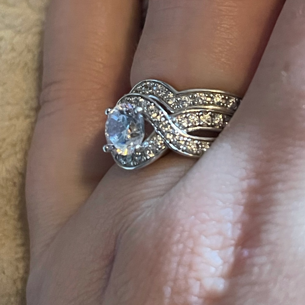 Beautiful Ring - Picture 3 of 10